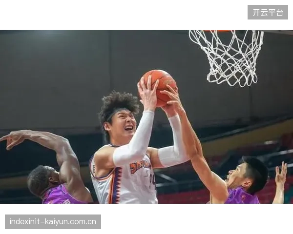 上海男篮凭借联盟顶级的进攻火力和效率,成为常规赛得分王。 上海男篮凭借联盟顶级的进攻火力和效率,成为常规赛得分王。